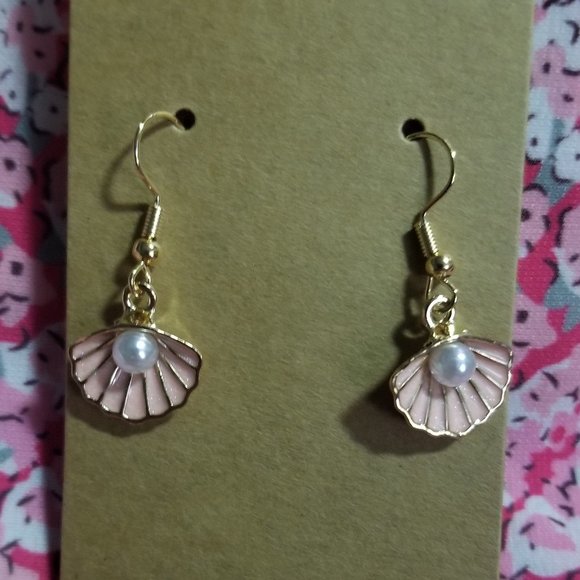 2 for $10 Pretty Handmade Pink Clam Shell with Pearl Earrings - Picture 1 of 3